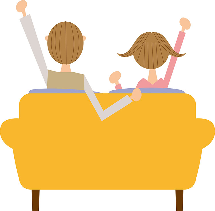 （イラスト）男女がソファに座って盛り上がっているところ